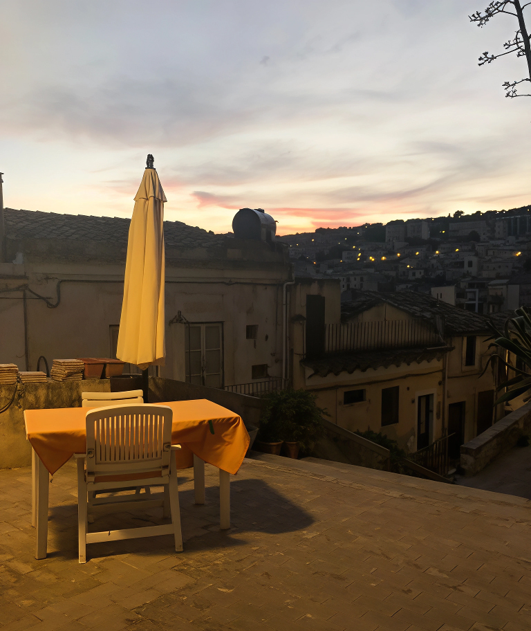 Interno appartamento vacanze Correri125 Modica – soggiorno con arredamento tradizionale siciliano