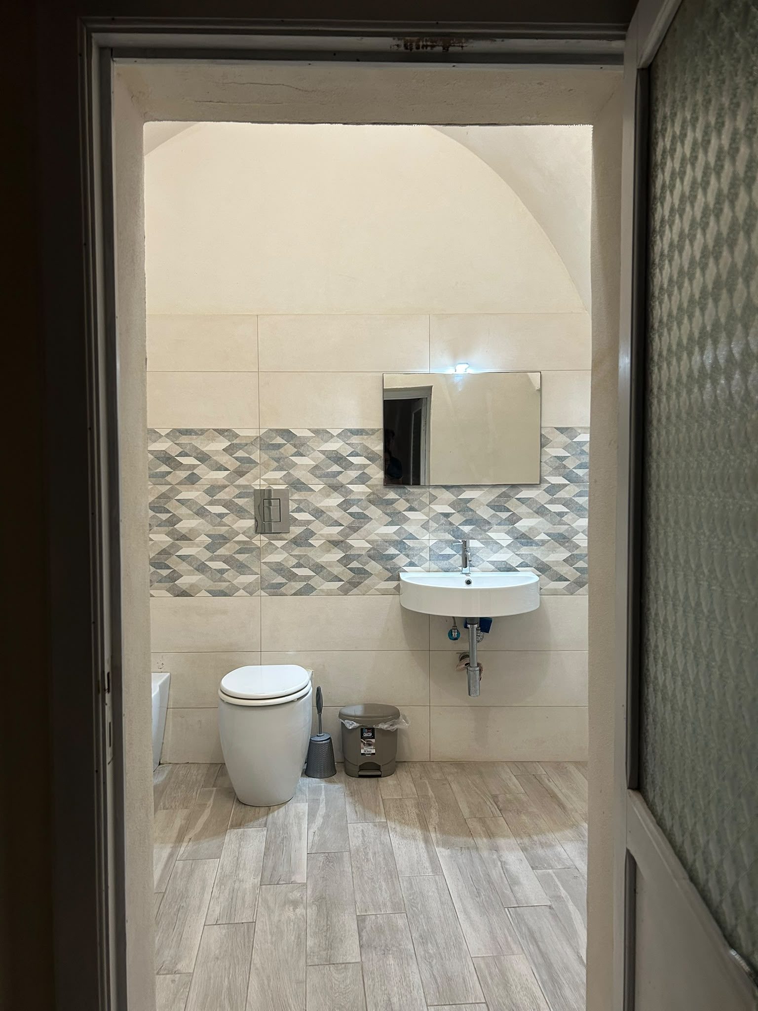 Bagno con lavabo, specchio e lavatrice