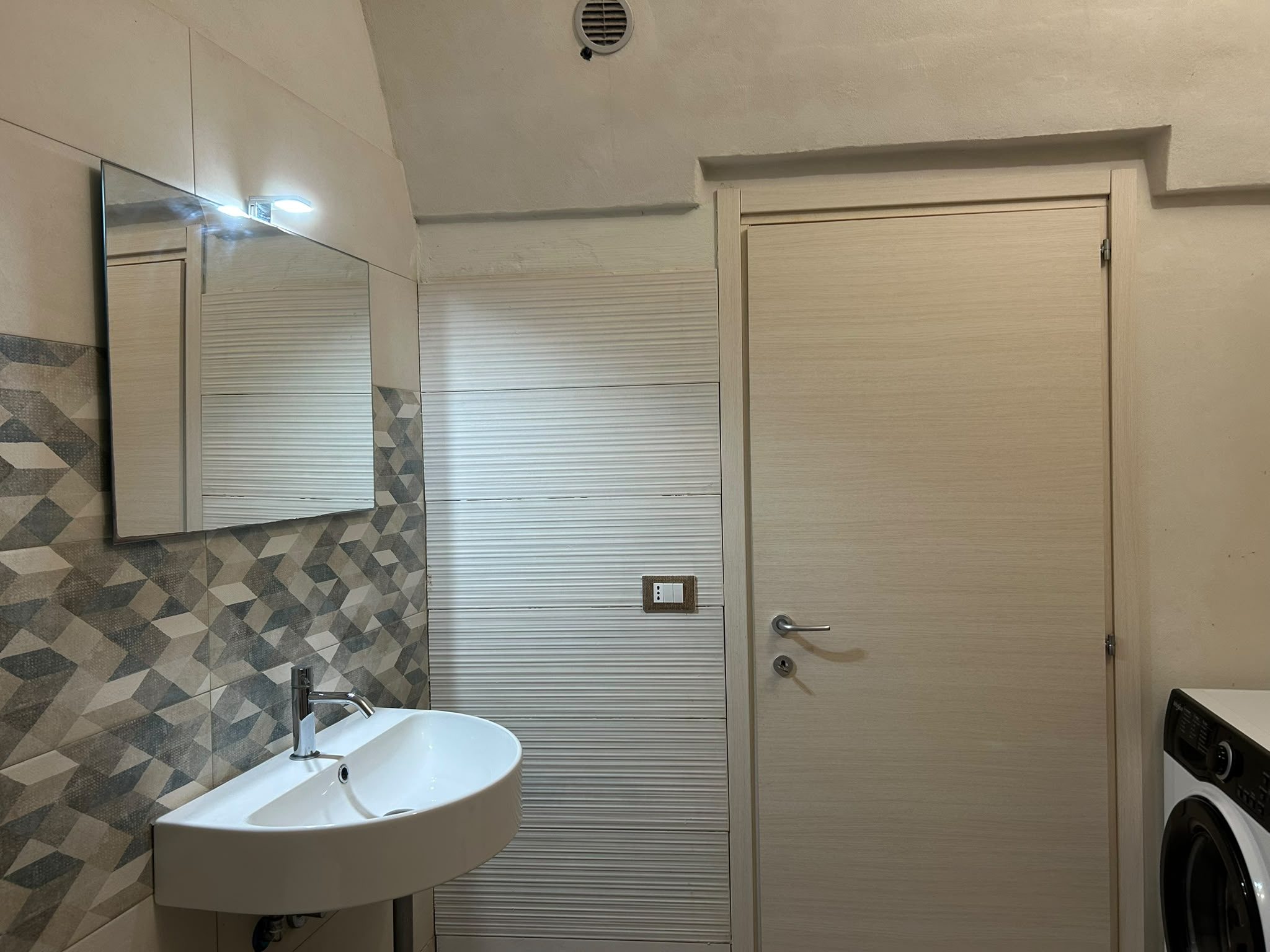 Bagno di Maltese16 con volta a botte, bidet, wc e lavabo sospeso