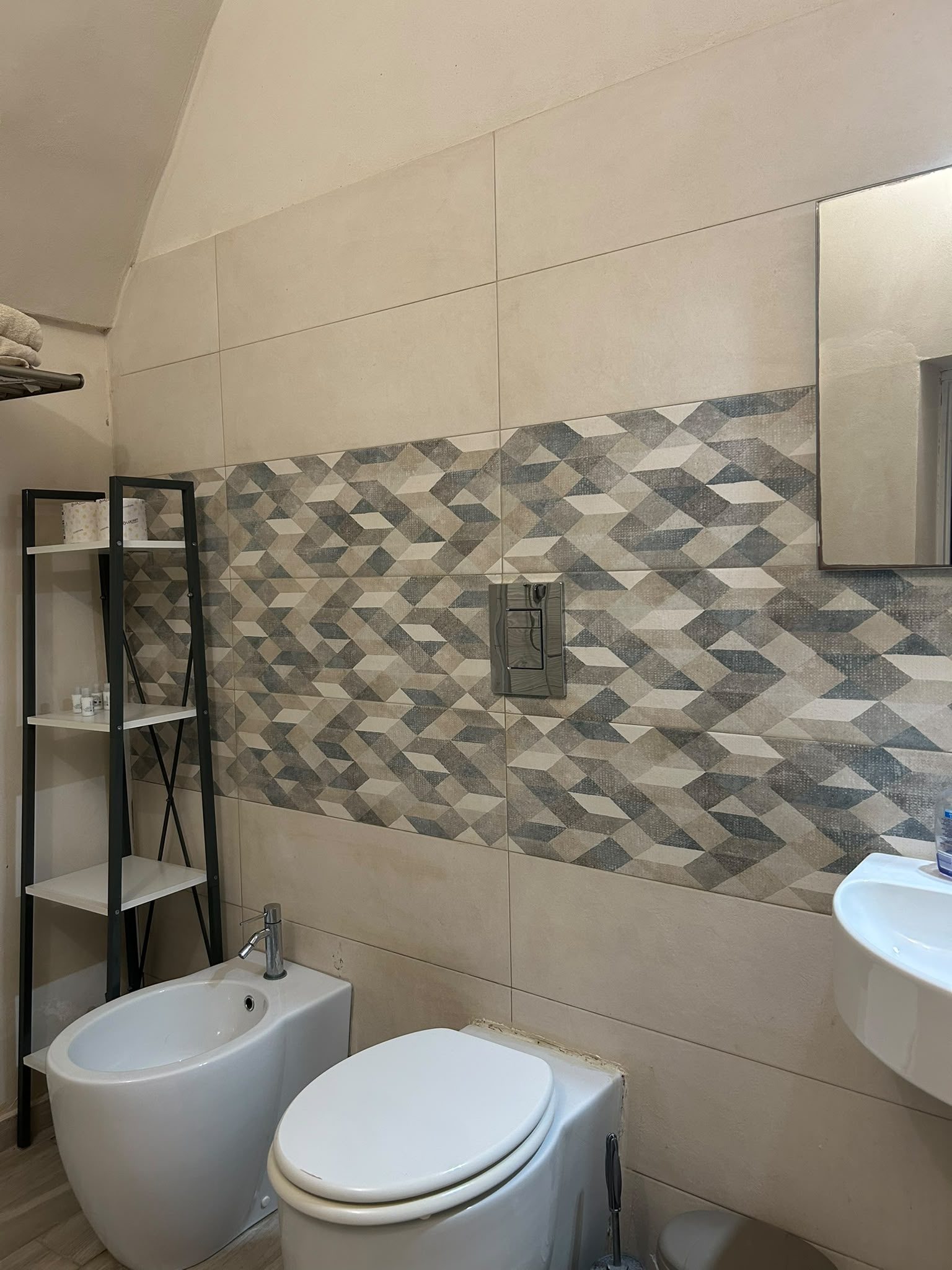 Bagno con box doccia in cristallo e biancheria fresca