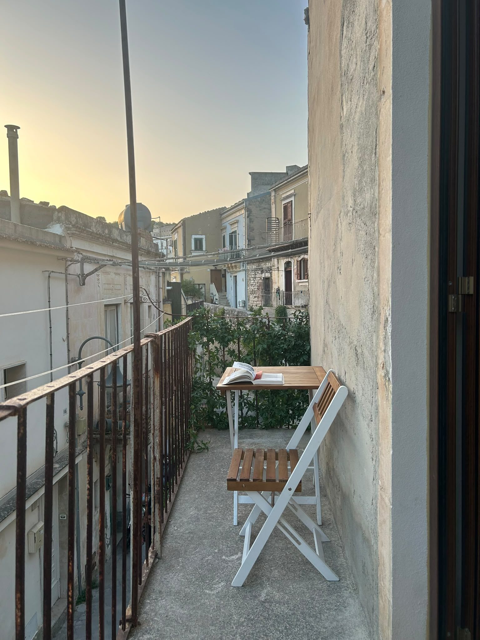 Terrazza panoramica con tavolino e sedie pieghevoli