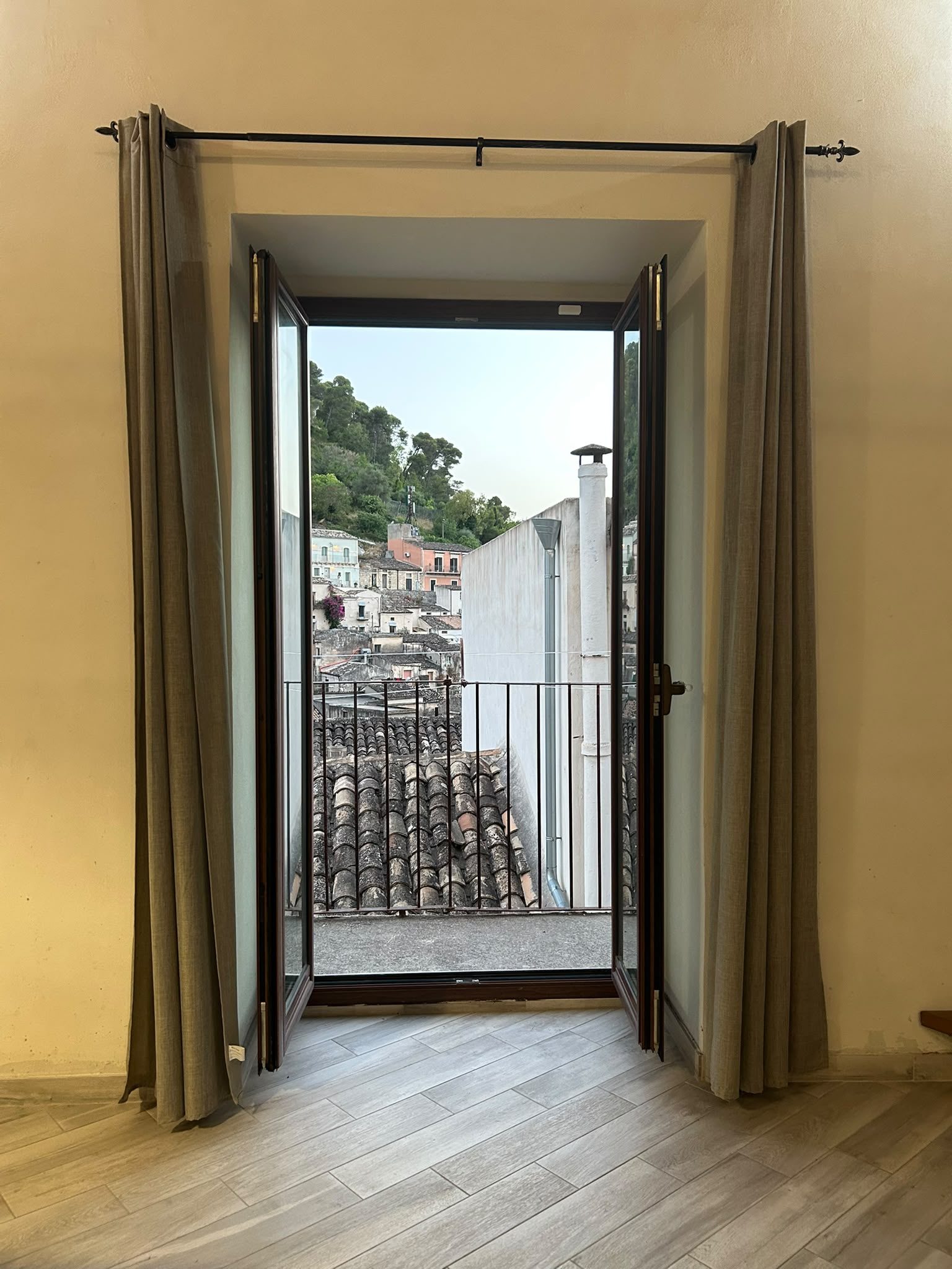 Vista dalla finestra sui tetti in coppi del centro storico di Modica