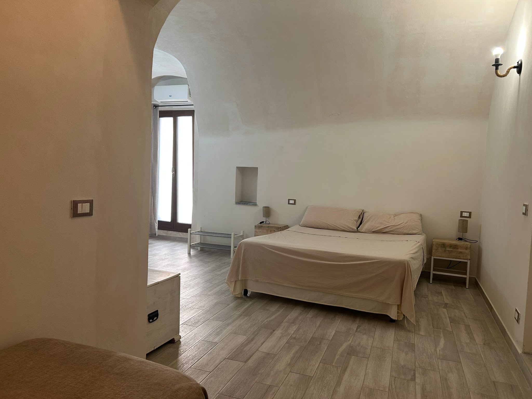 Letto matrimoniale della Camera Principale con comodini e finestra su Modica