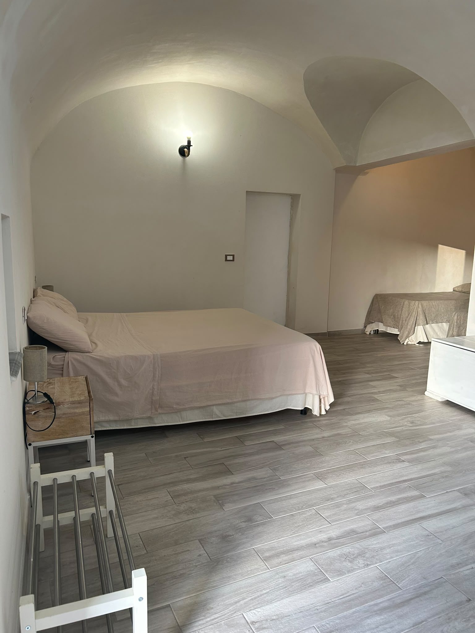 Camera Principale con soffitto a volta in pietra e specchiera