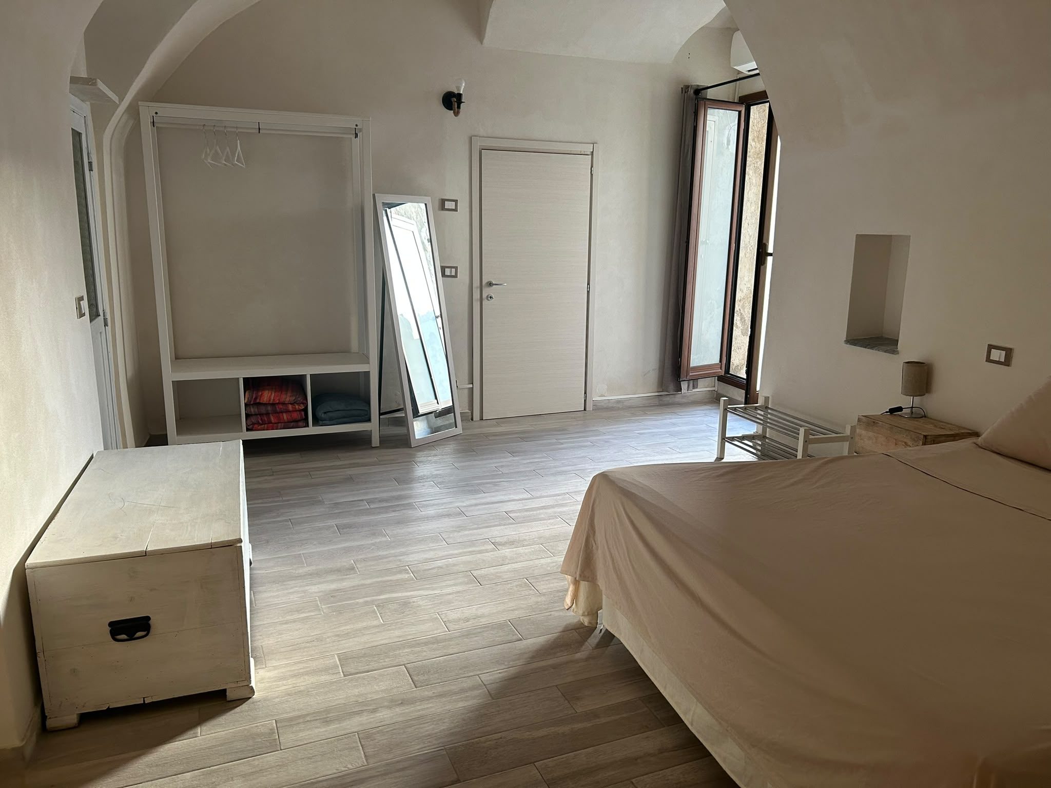 Camera Principale con armadio, specchiera e porta finestra su balcone