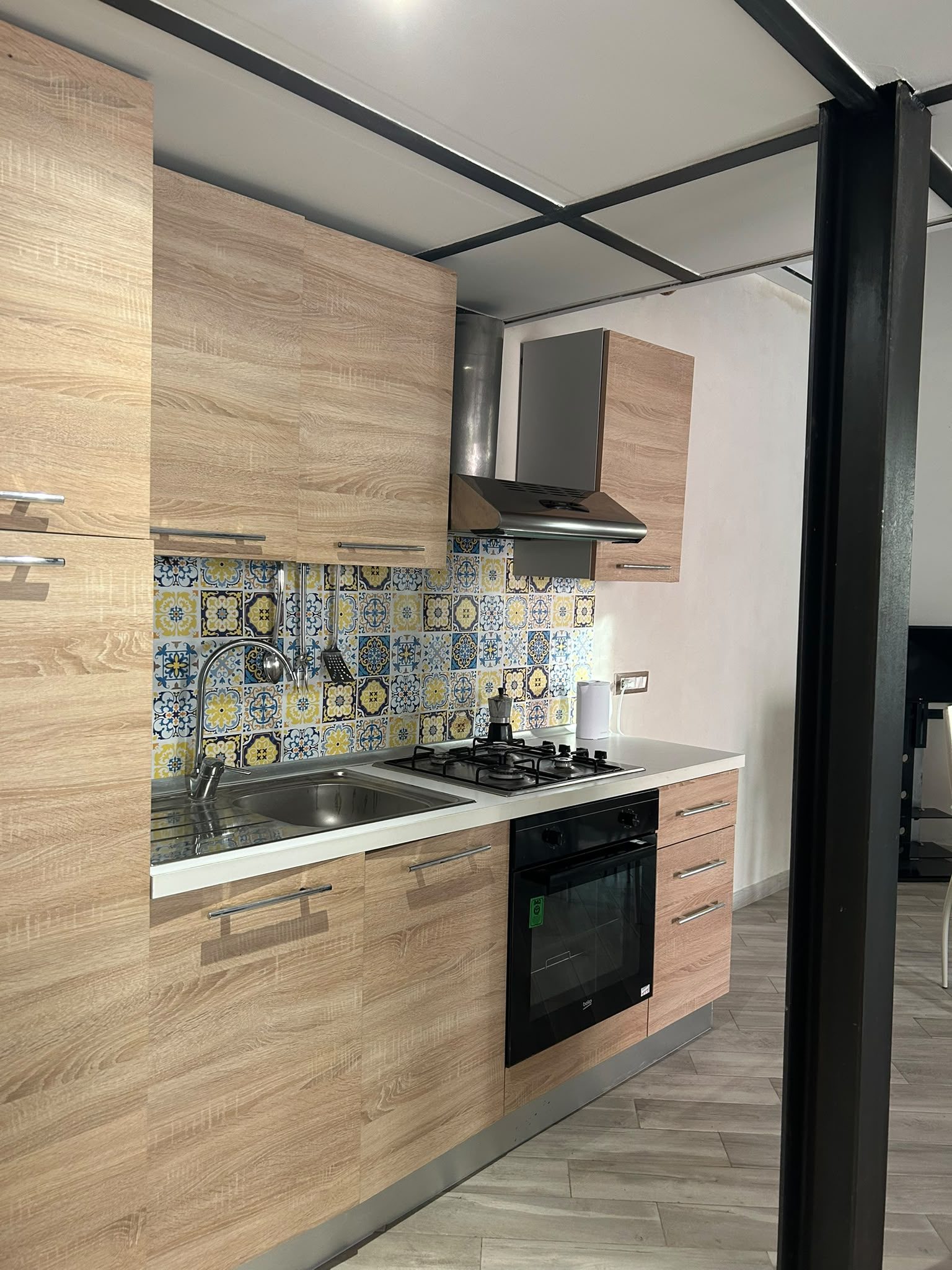 Piano cucina con lavello, fornelli e rivestimento maiolica siciliana