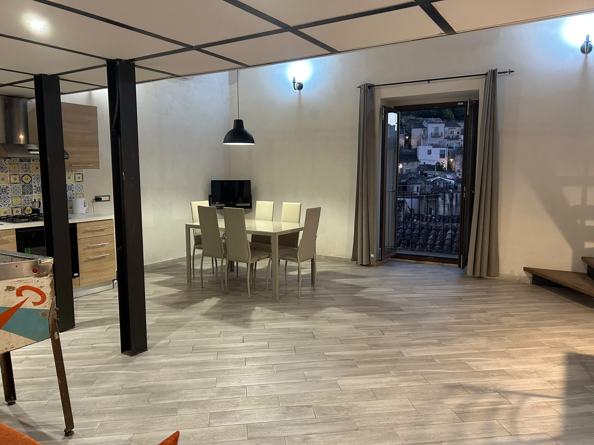Zona pranzo con porta finestra aperta sul centro storico di Modica